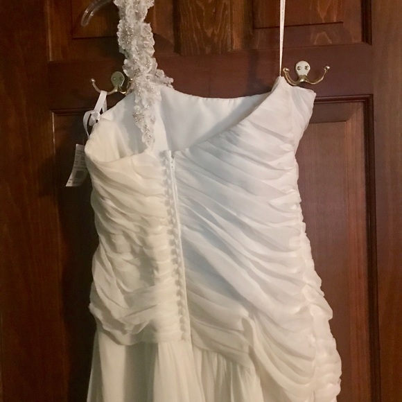 Beautiful off shoulder beaded wedding dress. - Picture 4 of 4